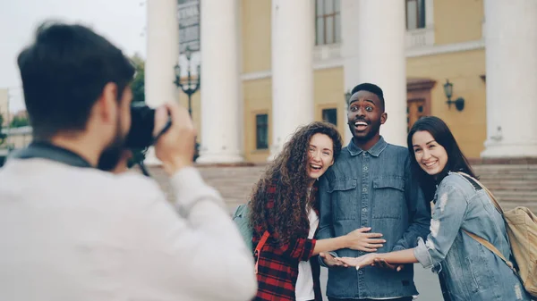 Eine Multiethnische Gruppe Ausländischer Touristen Macht Fotos Posiert Für Die — Stockfoto