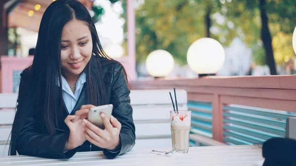 Lachende Aziatisch Meisje Student Rusten Terras Met Behulp Van Slimme — Stockfoto