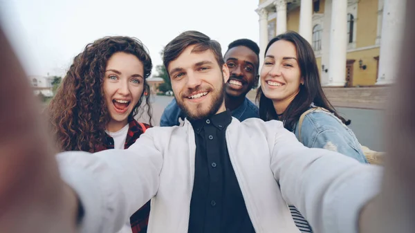 Synpunkt Skott Multiracial Grupp Turister Som Tar Selfie Centrum Håller — Stockfoto