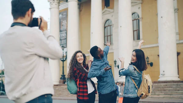 Fröhliche Touristen Männer Und Frauen Posieren Für Die Kamera Mit — Stockfoto