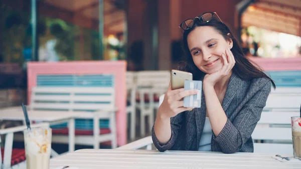 Mulher Muito Jovem Está Segurando Cartão Bancário Smartphone Fazendo Pagamento — Fotografia de Stock