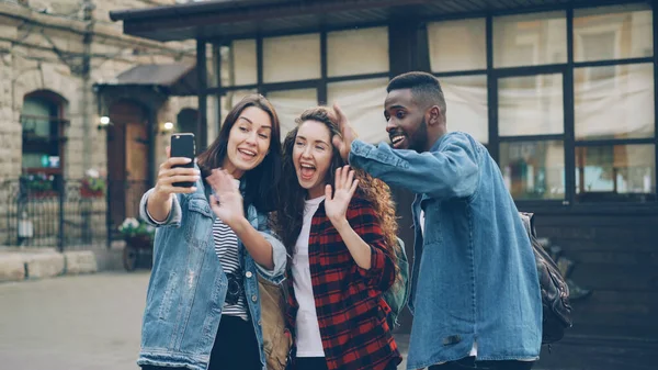Aufgeregte Junge Leute Machen Online Videotelefonate Mit Dem Smartphone Und — Stockfoto