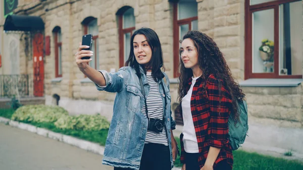 Эмоциональные Молодые Женщины Счастливые Путешественники Делают Онлайн Видео Звонок Помощью — стоковое фото