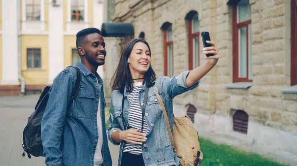 Ενθουσιασμένοι Τουρίστες Νεαρός Άνδρας Και Γυναίκα Κάνουν Online Βιντεοκλήση Συσκευή — Φωτογραφία Αρχείου