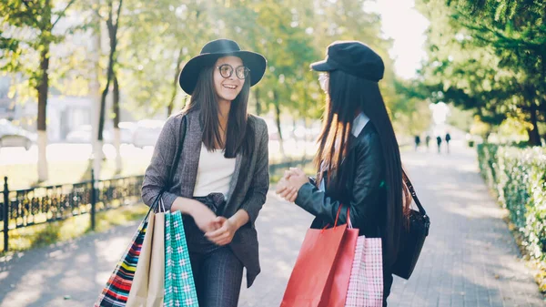 Attraktive Asiatische Mädchen Spricht Mit Ihrer Freundin Hübsche Brünette Steht — Stockfoto