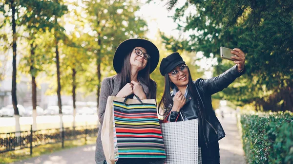 Przyjaciele Szczęśliwe Młode Kobiety Biorąc Selfie Torby Kolorowy Papier Zewnątrz — Zdjęcie stockowe