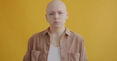 Sinagogda parmak büken zarif genç bir kızın portresi sarı arka planda duran çılgın bir jest olduğunu gösteriyor. İfadeler ve insanlar konsepti.