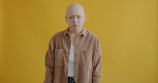 Porträtt Generad Ung Kvinna Röra Ansiktet Med Handen Och Titta — Stockvideo