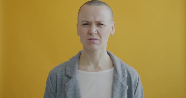 怒っているといらいらする女性の鼻のしわの肖像画と黄色の色の背景に対してBla Bla Blaの手のジェスチャーを示しています 人々と負の感情の概念 — ストック動画