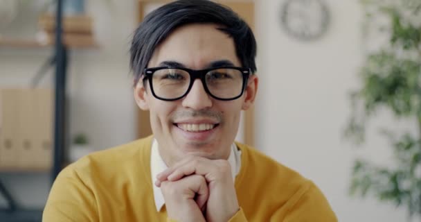Zbliżenie Portret Radosnego Młodego Azjaty Uśmiechającego Się Nowoczesnym Biurze Patrzącego — Wideo stockowe