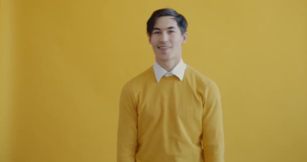 Movimento Lento Felice Uomo Asiatico Sorridente Mostrando Gesto Della Mano — Video Stock