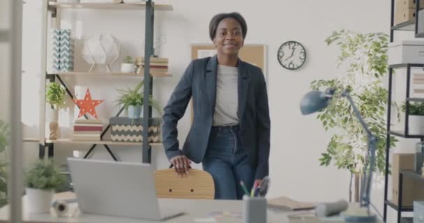 Ofiste Tek Başına Kameraya Bakıp Gülümseyen Başarılı Genç Kadınının Yavaş — Stok video