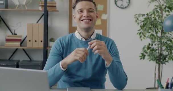 職場でカメラを見て笑顔明るい若いビジネスマンのスローモーション肖像画 正の感情と職業概念 — ストック動画