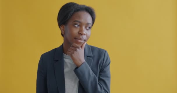 Portræt Ung Afrikansk Amerikansk Forretningskvinde Tænker Derefter Komme Med Ide – Stock-video