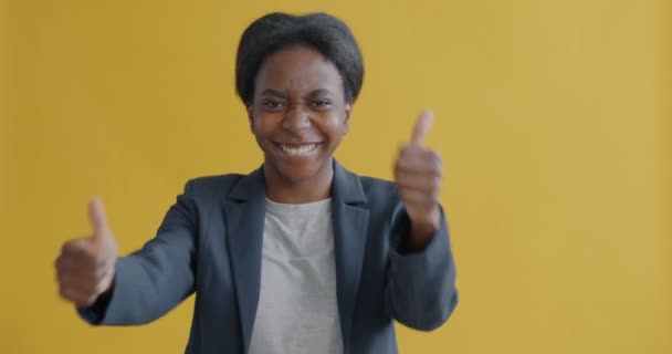 Portræt Munter Afrikansk Amerikansk Kvinde Der Viser Tommelfingre Hånd Gestus – Stock-video