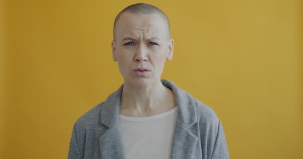 Slow Motion Porträtt Skamsen Ung Kvinna Täcker Ansiktet Med Handen — Stockvideo