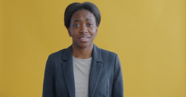 Portræt Afrikansk Amerikansk Kvinde Ryster Hovedet Giver Udtryk Afvisning Gul – Stock-video