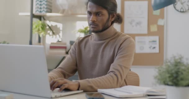 Porträtt Ung Indisk Affärsman Som Arbetar Med Modern Bärbar Dator — Stockvideo