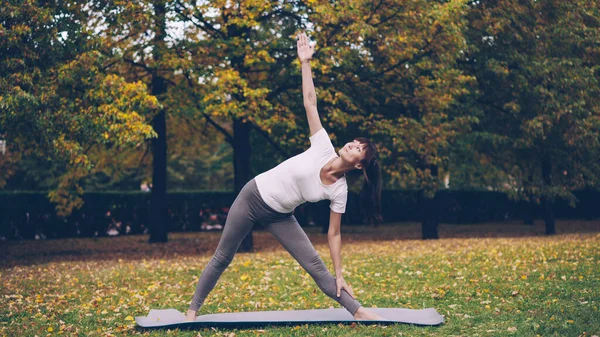 Side View Slender Girl Sports Clothing Exercising Outdoors Doing Yoga — Stock Photo, Image