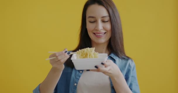 Portrét Veselého Děvčete Které Instantní Nudle Hůlkami Usmívá Kameru Žlutém — Stock video