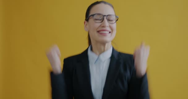 Retrato Animada Jovem Empresária Desfrutando Boas Notícias Sorrindo Fundo Amarelo — Vídeo de Stock