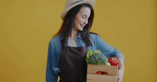 Πορτρέτο Του Χαρούμενου Γεωργού Που Κατέχει Κουτί Βιολογικά Λαχανικά Και — Αρχείο Βίντεο