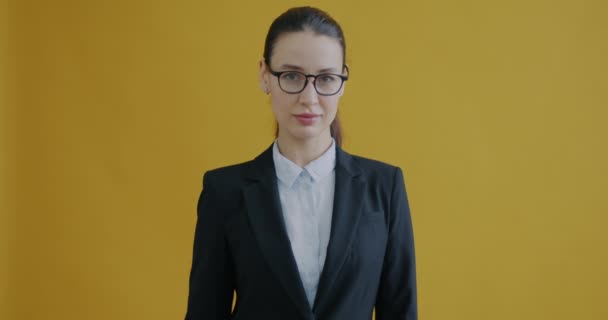 Πορτρέτο Της Αυτοπεποίθηση Νεαρή Επιχειρηματίας Στο Κοστούμι Δείχνει Κάμερα Και — Αρχείο Βίντεο