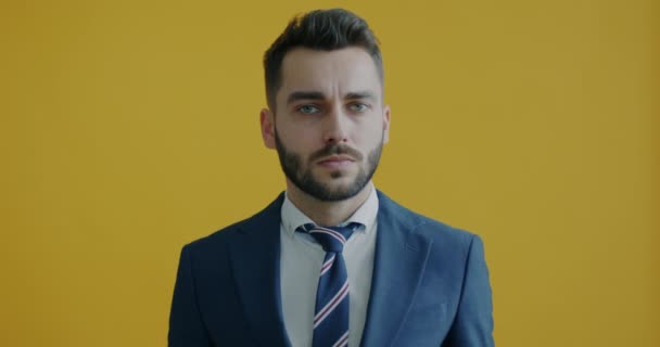 Portrét Zachmuřeného Mladého Podnikatele Jak Dělá Stop Gestu Natahuje Ruku — Stock video