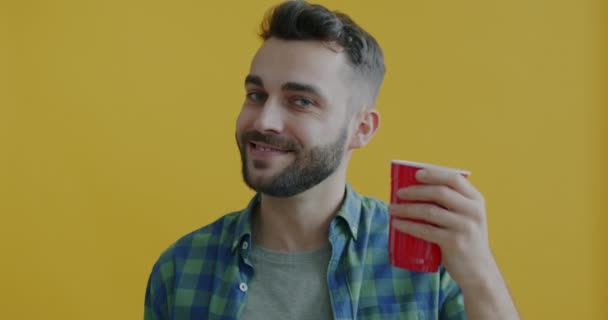 Potret Gerakan Lambat Pria Memegang Cangkir Plastik Dentingan Dan Minum — Stok Video