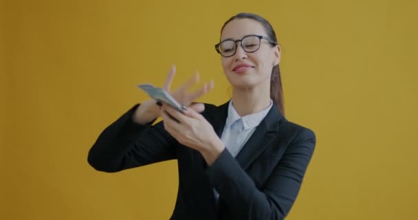 Retrato Empresario Exitoso Lanzando Dinero Sonriendo Contra Fondo Color Amarillo — Vídeo de stock