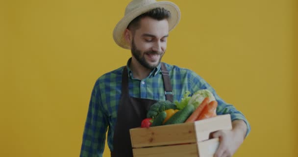 Retrato Câmera Lenta Agricultor Masculino Com Caixa Madeira Legumes Levantando — Vídeo de Stock