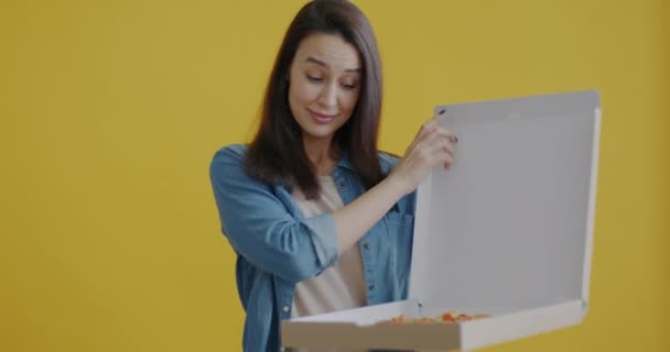 Retrato Jovem Faminta Caixa Abertura Olhando Para Pizza Comer Fatia — Vídeo de Stock