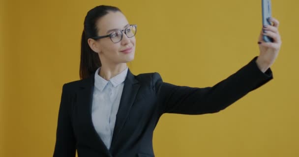 Portrét Krásné Mladé Podnikatelky Jak Selfie Kamerou Smartphone Pózuje Usmívá — Stock video