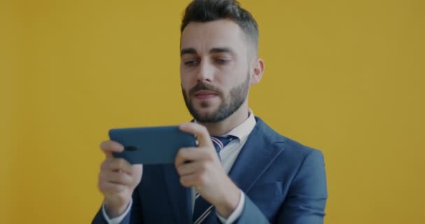 Portret Van Een Zakenman Die Videospel Speelt Met Een Smartphone — Stockvideo