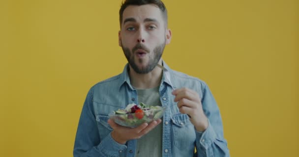 Porträtt Glad Ung Man Äter Grönsakssallad Njuter Hälsosam Och Välsmakande — Stockvideo