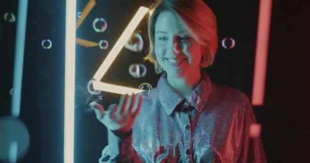 Lassú Mozgás Boldog Fiatal Játszik Szappanbuborékok Mosolygós Ellen Futurisztikus Neon — Stock videók