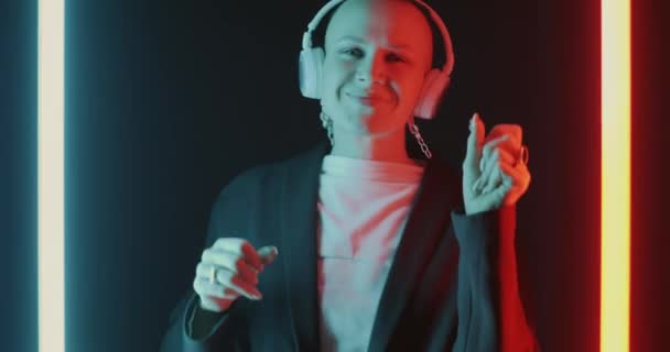 Porträt Einer Unbeschwerten Tanzenden Dame Mit Kopfhörern Die Musik Auf — Stockvideo