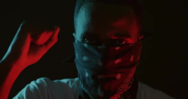 Porträtt Afroamerikansk Demonstrant Med Ansiktsskydd Lyfta Knytnäve Upplyst Med Polisljus — Stockvideo