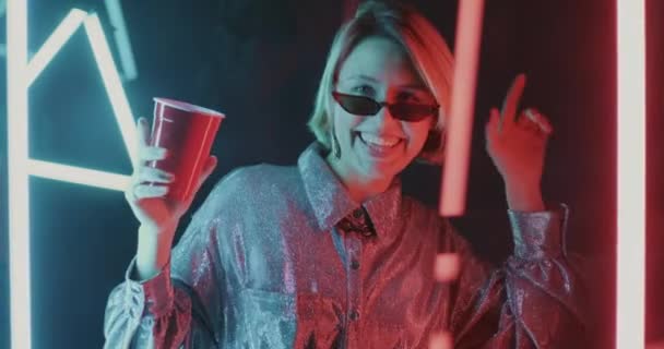 Zeitlupe Porträt Einer Glücklichen Dame Tanzen Und Trinken Clubbing Neonbeleuchteten — Stockvideo
