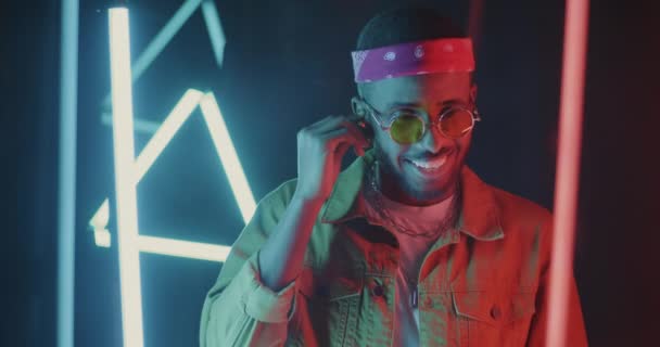 Zpomalený Pohyb Veselého Afroameričana Jak Nasazuje Sluchátka Tančí Futuristickém Neonovém — Stock video