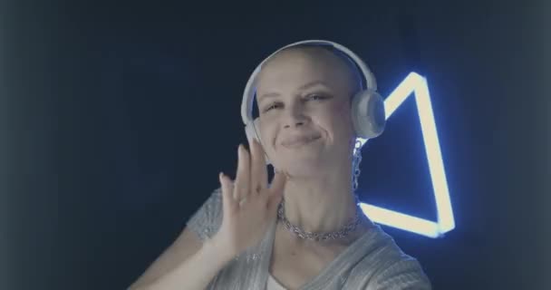 Kulaklık Takan Mutlu Genç Bir Kadının Portresi Karanlıkta Neon Işıklarla — Stok video
