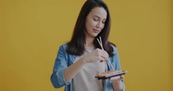아름다운 젓가락으로 초밥을 카메라를 — 비디오