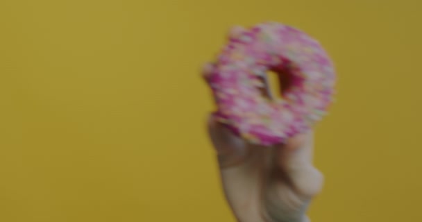 Close Van Vrouwelijke Hand Met Mooie Geglazuurde Donut Bewegende Gele — Stockvideo