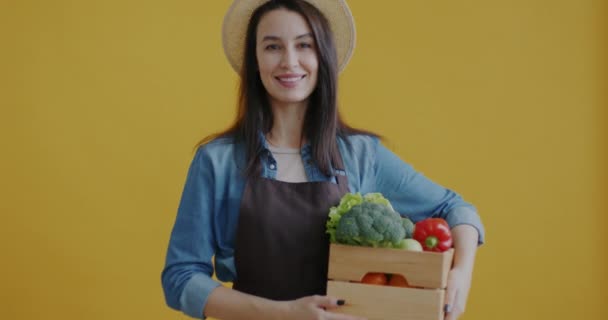 Portret Przyjaznego Rolnika Trzymającego Drewniane Pudełko Warzyw Ekologicznych Biorących Pieprz — Wideo stockowe