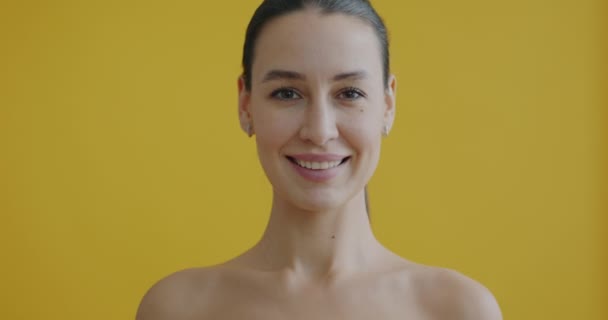 Ritratto Ravvicinato Giovane Donna Attraente Che Tiene Strumenti Massaggi Guasha — Video Stock