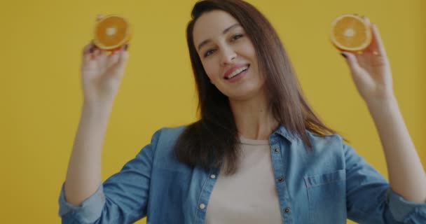 Πορτρέτο Παιχνιδιάρικο Νεαρή Γυναίκα Διασκεδάζοντας Πορτοκάλια Και Κάνοντας Χαριτωμένα Πρόσωπα — Αρχείο Βίντεο