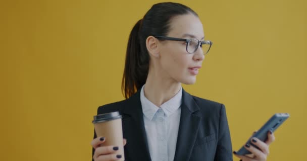 Kendine Güvenen Bir Kadınının Portresi Sarı Arka Planda Kahve Içmek — Stok video
