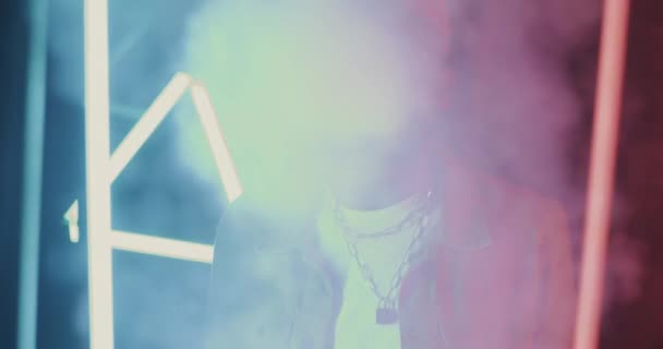 一个快乐的非洲裔美国学生在霓虹灯前喷出浓烟的画像 现代青年和夜生活概念 — 图库视频影像