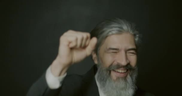 Powolny Portret Podekscytowanego Przedsiębiorcy Tańczącego Śmiejącego Się Przebłyskach Światła Ciemności — Wideo stockowe