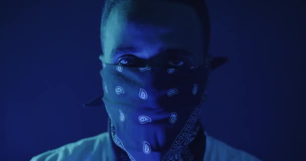 Närbild Porträtt Afroamerikansk Person Med Täckt Ansikte Stående Natten Med — Stockvideo
